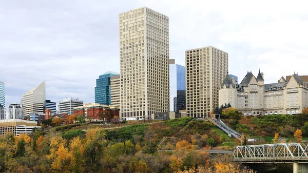 Edmonton, Canadá centro de la ciudad con pintoresco álamo en otoño — Foto de Stock