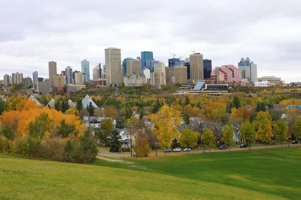 Edmonton, Canada cityscape with colorful aspen in fall — Stock Photo, Image