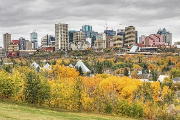 Edmonton cityscape with colorful aspen in autumn — Stock Photo, Image