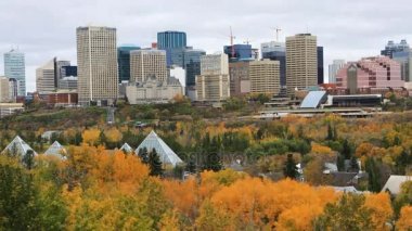 Edmonton, Kanada şehir merkezinde sonbahar, bir timelapse 4k