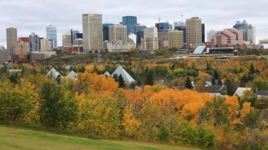 Timelapse Edmonton, Kanada şehir merkezinde sonbaharda 4k