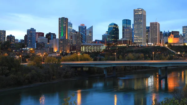 Edmonton, Canadá centro de la ciudad por la noche —  Fotos de Stock