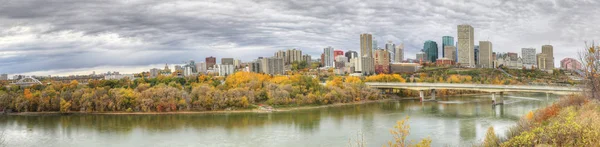 Panorama di Edmonton, Alberta, Canada con pioppo tremulo colorato in fal — Foto Stock