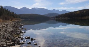 Jasper Rocky dağlarında 4k yakınındaki göl yansımalar