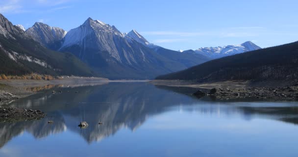 Tranquilas vistas al lago en las Montañas Rocosas 4K — Vídeo de stock