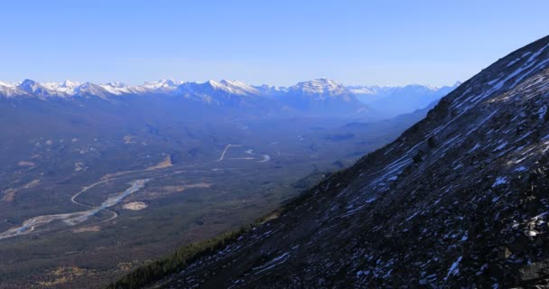 広い視野でロッキー山脈の秋 4 k — ストック動画