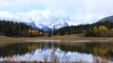 Timelapse göl ve dağların Bowman Vadisi Provincial Park, Amerika Birleşik Devletleri 4k