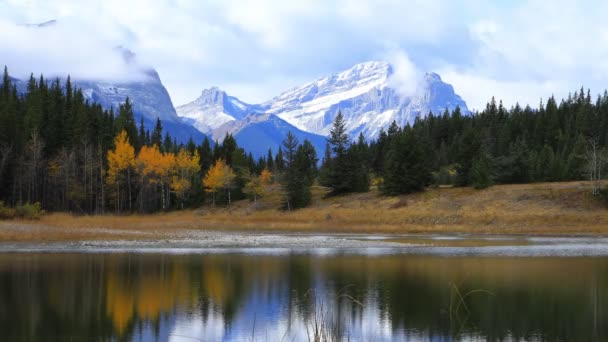 Timelapse στη λίμνη και τα βουνά στο Επαρχιακό πάρκο της κοιλάδας του Bowman, Καναδάς 4k — Αρχείο Βίντεο