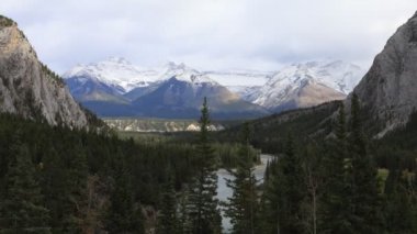 Banff, Kanada 4k Bow Nehri tarafından Timelapse