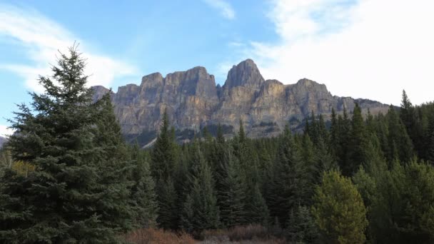Замок Timelapse Castle Mountain в Банфском национальном парке, Альберта 4K — стоковое видео
