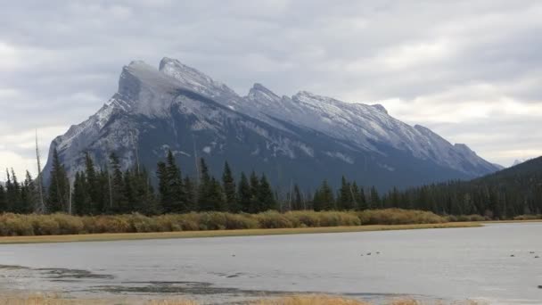 Timelapse Mount Rundle κοντά σε Μπανφ, Καναδάς 4k — Αρχείο Βίντεο