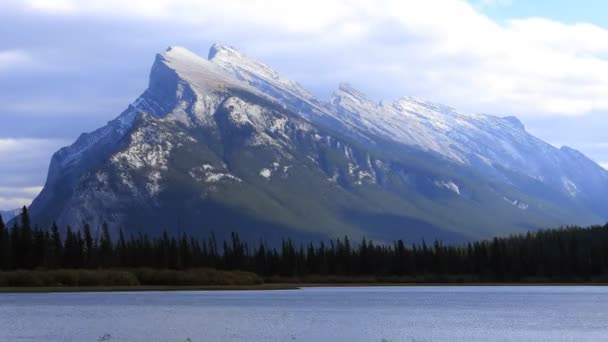 Timelapse Vermillion Lagos y Mount Rundle cerca de Banff, Canadá 4K — Vídeos de Stock