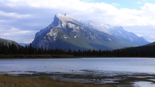 Timelapse Vermillion Lagos y Monte Rundle cerca de Banff, Alberta 4K — Vídeos de Stock