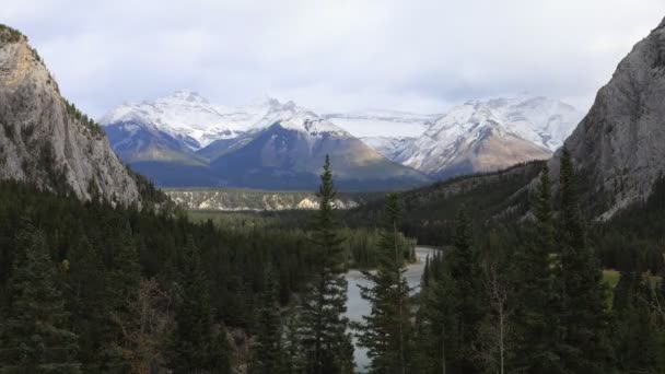 Timelapse by the Bow River en Banff, Canadá 4K — Vídeos de Stock