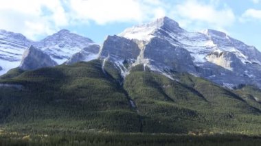 Banff National Park, Amerika Birleşik Devletleri 4k dağ görünümünde Timelapse