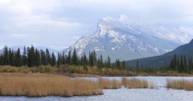 Vermillion göller ve Mount Rundle Banff, Alberta 4 k yakın: