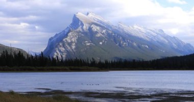 Vermillion göller ve Mount Rundle Banff, Canada 4 k yakın: