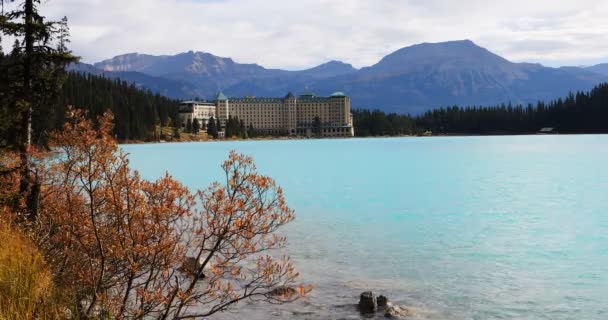 Bergen en Vermillion meren in de omgeving van Banff in Canada 4k — Stockvideo