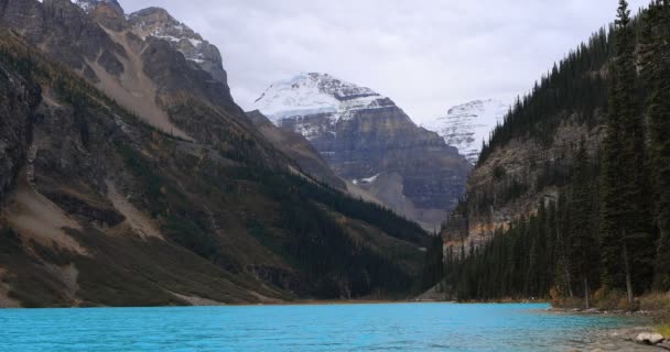 Vista del Lago Louise en el Parque Nacional Banff, Canadá 4K — Vídeos de Stock