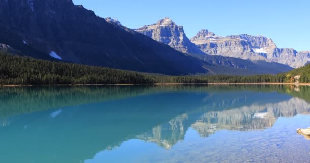 Vermillion Lagos y montañas cerca de Banff, Canadá 4K — Vídeo de stock