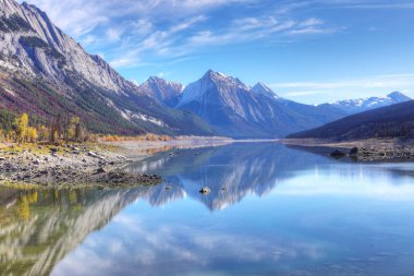Rocky Dağları'nda bir göl üzerine düşünceler