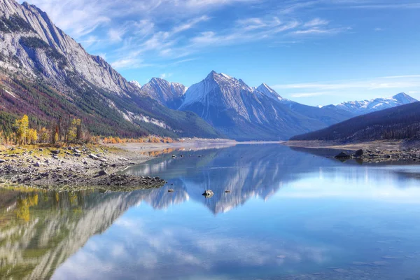 Reflektioner på en sjö i klippiga bergen — Stockfoto