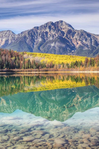 Verticaal van Pa? ac Bielawa weerspiegeld in de Rocky Mountains — Stockfoto