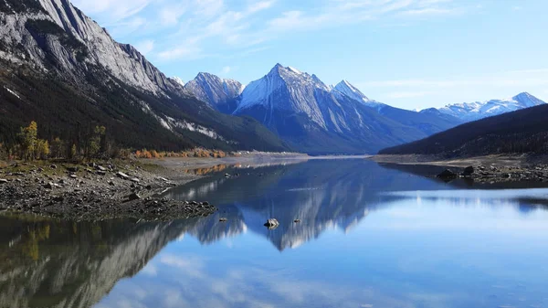 Refleksje na widok na spokojne jezioro w górach skalistych — Zdjęcie stockowe