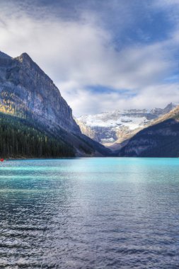 Dikey Lake Louise yakınındaki Banff, Canada