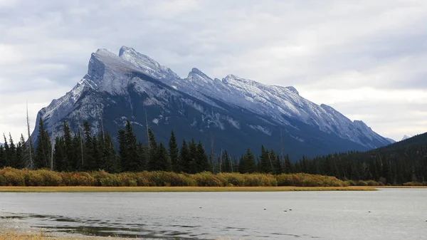 Widok na Mount Rundle w pobliżu Banff, Kanada — Zdjęcie stockowe