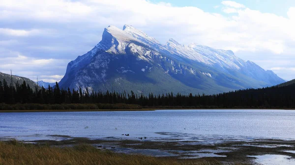 Widok na jezior Vermillion i Mount Rundle w pobliżu Banff w prowincji Alberta — Zdjęcie stockowe