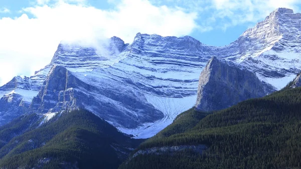 Widok na góry w Parku Narodowym Banff w prowincji Alberta — Zdjęcie stockowe