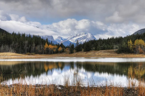 Jeziora i gór w dolinie Bowman Provincial Park, Kanada — Zdjęcie stockowe