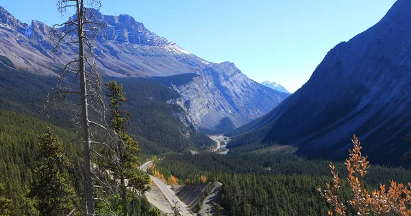 冰高速公路通过岩石山脉, 加拿大 — 图库照片