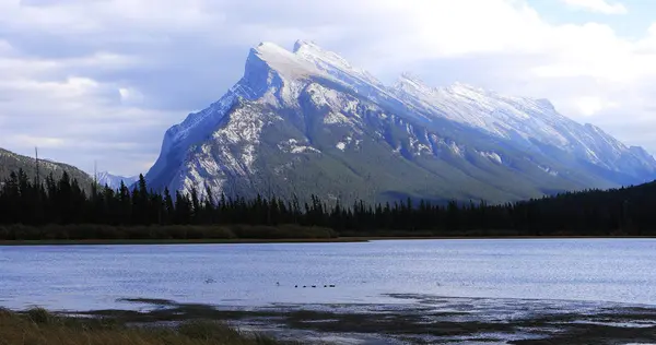 Widok na jezior Vermillion i Mount Rundle w pobliżu Banff, Kanada — Zdjęcie stockowe