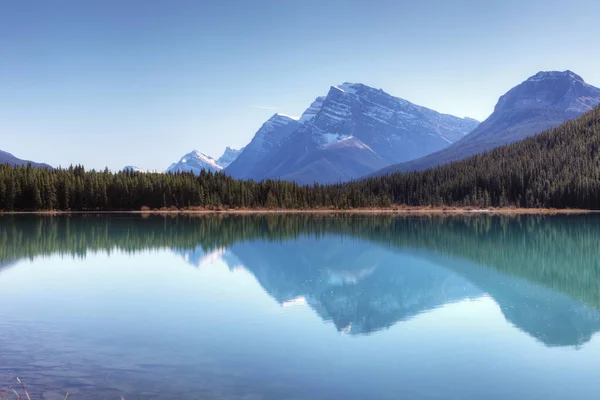 Góry reflection w Parku Narodowym Banff, Kanada — Zdjęcie stockowe