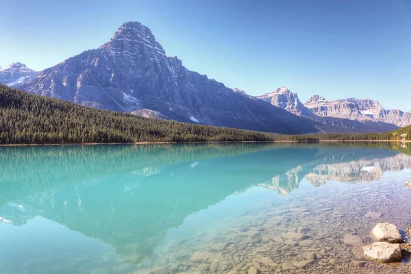 Jezioro i góry, w Parku Narodowym Banff, Kanada — Zdjęcie stockowe