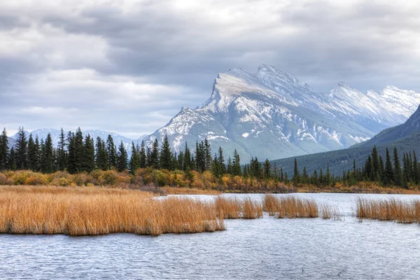 Vermillion jezior i Mount Rundle w pobliżu Banff w prowincji Alberta — Zdjęcie stockowe