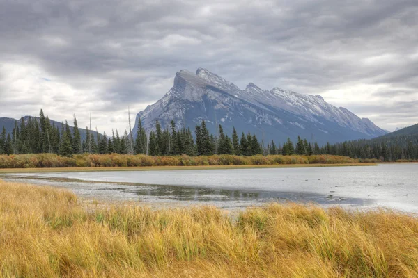 Mount Rundle w pobliżu Banff w prowincji Alberta — Zdjęcie stockowe