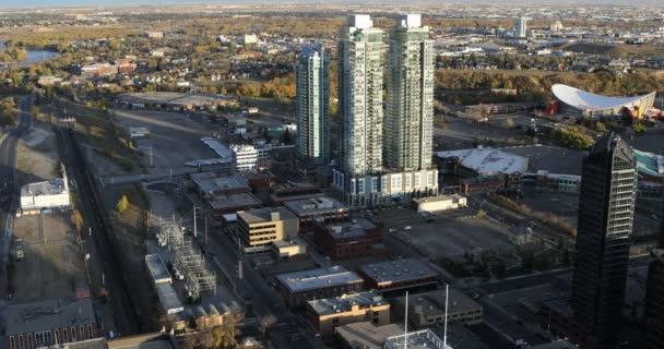 Hava Calgary, Alberta şehir merkezinin 4k — Stok video