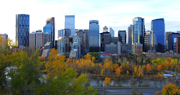 Calgary, Canadá centro da cidade no crepúsculo — Fotografia de Stock