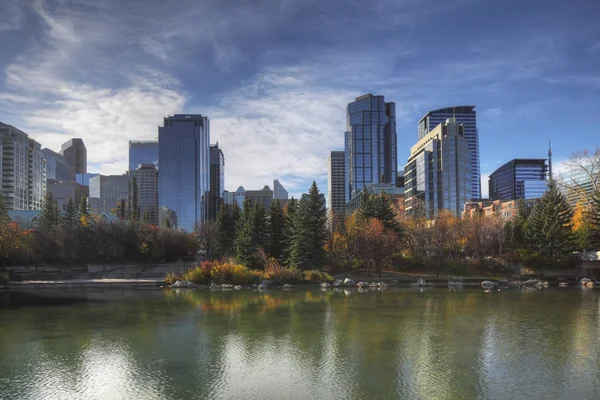 Calgary, Canadá skyline com folhagem de outono — Fotografia de Stock