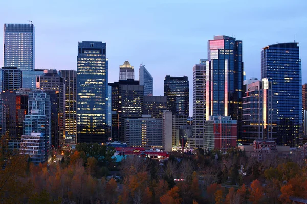 Vista noturna de Calgary, horizonte de Alberta — Fotografia de Stock