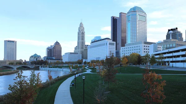 Columbus, Ohio centro de la ciudad en una hermosa mañana — Foto de Stock