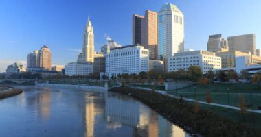 Columbus, Ohio city center açık bir günde 4k