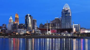Ohio Nehri 4k ile gün geceden Cincinnati manzarası timelapse