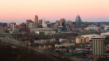 Cincinnati Skyline günbatımı 4 k Timelapse