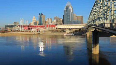 Ohio Nehri 4k ile Cincinnati Skyline Timelapse
