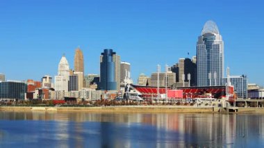 Ohio Nehri ile Timelapse Cincinnati şehrin merkezi önünde 4k