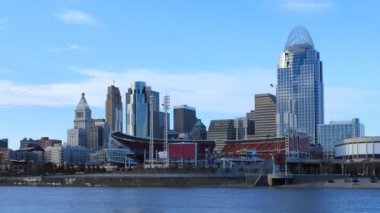 Ohio Nehri önde 4k ile Cincinnati Skyline Timelapse